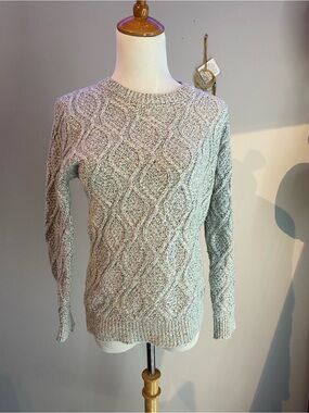 Textured Long Sleeve Cable Knit Sweater in Light Gray